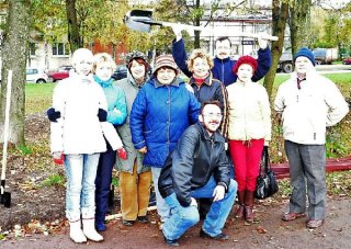 НА АЛЛЕЕ ПОЧЕТНЫХ ГРАЖДАН ПЕТЕРГОФА