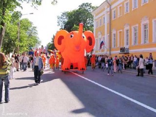 ПЕТЕРГОФЦАМ ПОКАЖУТ РЫЖЕГО СЛОНА