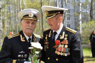 Ветеранов Великой Отечественнной войны муниципалы поздравили концертами у дома