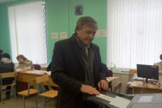 Глава района Дмитрий Попов проголосовал в Петергофе