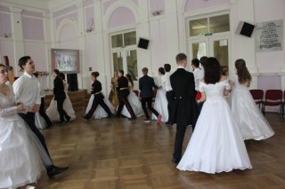 Великолепный бал в Петергофской гимназии